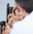 /album/galerie-photos/a10108988-medecin-de-sexe-masculin-a-parler-avec-une-fille-handicapee-peu-jpg/