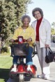 /album/galerie-photos/a3540925-senior-femme-en-scooter-urbain-sur-la-rue-avec-un-ami-jpg/